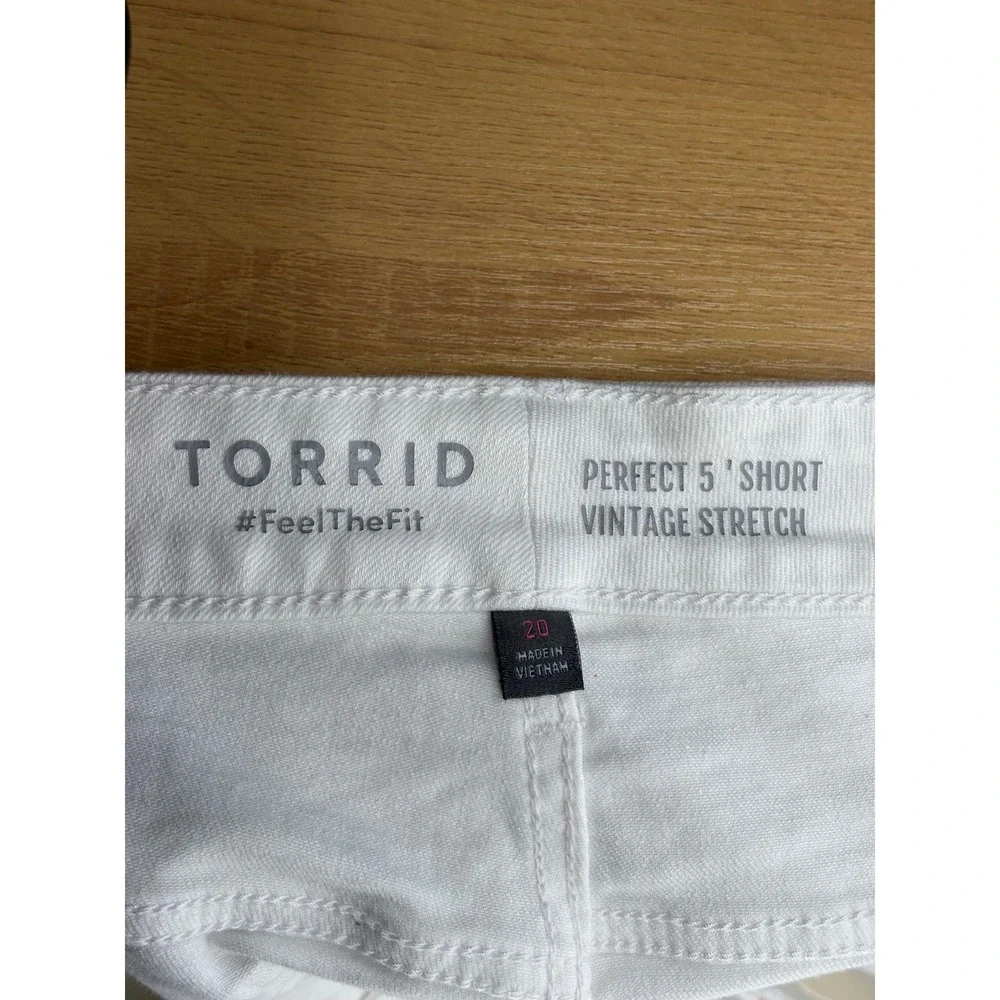 Torid Perfect 5 Short White Vintage Stretch Cuffed Denim 20